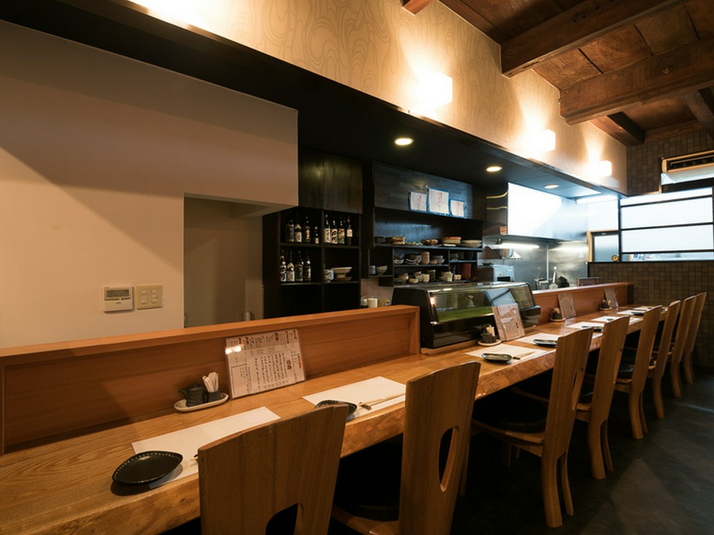 一人飲みにもうれしい奥行きのあるカウンター				