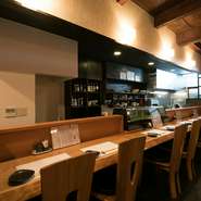 長いカウンターが印象的な店内。一人でもゆったり飲んでもらいたいという、店主の思いが込められています。手入れが店の隅々にまで行き届いた清潔な空間は、いつまでもいたくなる居心地のよさがあります。