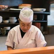 野菜も淡路島から旬のものを取り寄せています。夏であれば熟成された玉ねぎと、旬の鱧を使って『鱧スキ』を提供するなど、季節によって多彩な料理が楽しめます。				