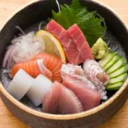 春は鯛、夏は鱧、冬は鰆やトラフグなど、季節の旬の魚を淡路島から直送。それに加え大阪の中央卸売市場からも活きのいい魚を仕入れています。旨みの濃い魚を厚く切り美しく盛りつけた、見た目にも鮮やかな一品です。