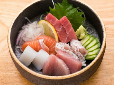 淡路島直送の鮮魚をはじめ旬の魚を使った『お造り盛り合わせ』