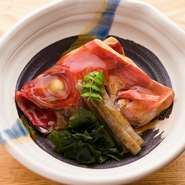 春はメバル、冬は金目鯛など季節の魚でつくる『煮付け』。魚本来の味を楽しんでもらおうと、昆布とカツオで取った出汁に、薄口醤油で繊細な味つけを施し、あっさりと仕上げています。魚の旨みに改めて気づく品です。
