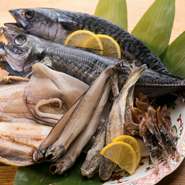 サバやアジ、ホッケなど富山で獲れる魚のみを使ってつくる『一夜干し』。半干しにして水分を飛ばさないぶん旨みが凝縮するだけでなくふっくら焼き上がります。こまいやゲンゲなど、めずらしい魚の干物も味わえます。