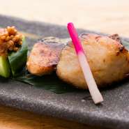 造りにできるほどの季節の新鮮な魚を使った『味噌漬け』が、うちの自慢です。薄く塩を振って魚の臭みを抜いたあと、甘めにブレンドした独自の味噌で数日間漬けます。凝縮した魚の旨みと味噌のハーモニーは抜群です。