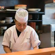 毎朝仕入れる魚のあらで出汁を取った味噌汁を、お食事の最後にサービスで提供しています。飲んだあとは汁物がほしくなるのでお出ししたところ大変好評で、「これが一番おいしい！」と言われるほどです。				