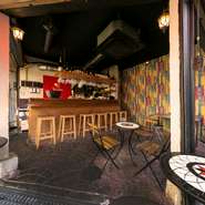 カウンター6席とテラス席22席という開放感溢れる空間。アテだけではなく、しっかりとディナーを楽しめる料理も用意されており、日常使いのデートにもぴったりです。