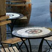 店先にはテラス席があり、爽やかな風を感じながらワインを楽しめるのが魅力です。ワインの樽をテーブルにして、立ち飲みもよし。春先～秋口まで、オープンテラス席として利用できます。