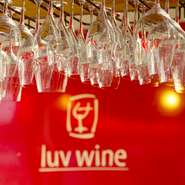 世界各国から厳選された高級ワインが週替わりで用意されています。グラスワインで気軽に飲めるのも嬉しいところ。3か月ごとにカレンダーで提供内容が案内されるホームページは要チェックです。