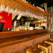 気が向いた時にふらりと立ち寄れ、1人飲みや友人とのちょい呑みに最適です。カウンターでゆったり、ワイン樽のテーブルで立ち飲み、テラス席で優雅に。好みのスタイルで満喫できます。