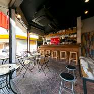 当店はアテだけではなく、がっつりお腹にたまる料理もご用意しております。日常使いのデートにも是非。開放的な空間でゆったりとお過ごしください。テラス席も完備しています。