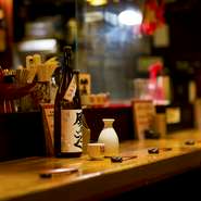 提灯の明かりが灯るカウンター席は、一人飲みにも人気の席です。夜遅くまで営業しているので、仕事帰りにサクッと飲めるのも嬉しい点。味わい深い料理を前にお酒を傾ければ、一日の疲れも吹き飛びます。