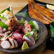 季節を重んじその日一番の食材をつかった料理は、どれも食通の舌をも唸らせるものばかり。東北の地酒とのマッチングも素晴らしく、お酒もぐいぐと進んでしまいます。コース料理は、仲間と宴を開くのにぴったり。