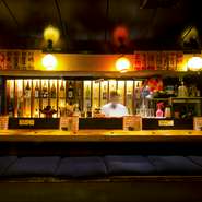 大切な恋人と隣同士で座り、目の前で親方が焼鳥を焼く姿を見ながら2人だけの時間を過ごすの素敵。焼き立ての一本をいただきながらお酒を傾ければ、2人の会話も盛り上がり次第に距離も縮んでいきます。