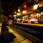 店内は温かみのあるアットホームな空気に包まれています。東北のお祭りで有名な「ねぶた」が飾られており、迫力も満点。足をのばせる居心地の良い座敷席で、お店の自慢料理がいただけます。