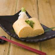 作り置きは一切せず、注文してから丁寧に巻いてくれるだしまきたまごは、柔らかくふわっとした食感が特徴的。口にすれば広がる優しい風味に胸が温まり、思わず笑顔がこぼれます。大根おろしやわさびと共にどうぞ。