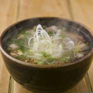 国産の白すじを丁寧に下処理しているので、臭みはまったく感じられません。塩と昆布だしをベースとしたスープでじっくり煮込み、柔らかくさっぱりとした味わいに仕上がっています。お酒との相性も抜群なメニュー。