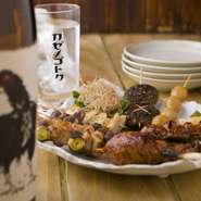 厳選した国産の鶏肉をつかい、絶妙な火加減で魅力を引き出しています。噛みしめるごとに広がる肉の美味しさは、まさに感動の一言。創業以来継ぎ足してきた秘伝のタレか、焼き塩で堪能してはいかが。