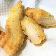 ヘルシーな胸肉を一口サイズにカットし、天ぷらにしました！タルタルソースでどうぞ