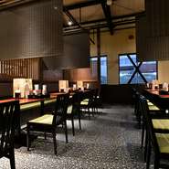 梁の渡った高い天井と、開放的な空間で落ち着いて食事ができます。ゆとりのテーブル配置なので、隣が気になることもほとんどありません。スタッフの優しく気さくな接客が居心地の良さをアップさせています。