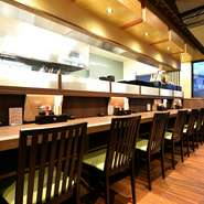 料理風景を眺められるカウンター席で、一人ゆるりと過ごす贅沢な時間。そばと天ぷらを肴に、熱燗をちびりちびりいただくのも乙なものです。