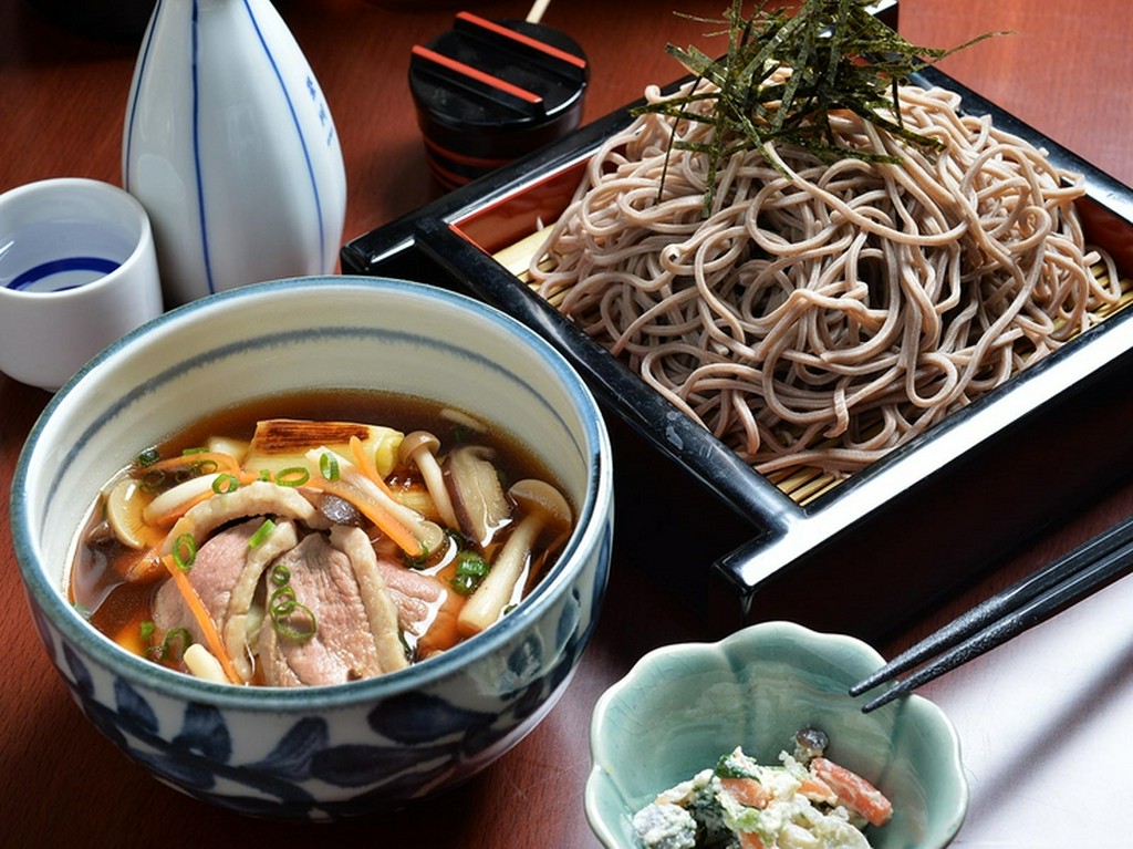 生の鴨肉の旨みが凝縮した『鴨つけ蕎麦』