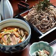 鴨のコク深い油とクセのない肉の旨みが蕎麦と相性抜群。注文が入ってから、生の鴨肉を煮るので旨みが強く熱々の美味しさを堪能できます。冷たい二八蕎麦をつけてズズっといただく味わい深い一品です。