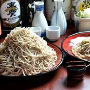 大人気の名物メニュー。二八蕎麦を4玉分、富士山のように山盛りにしたボリューム満点の一品です。お子様とならシェアしてもOKなので、腹ペコさんだけでなく家族連れのファンにも愛されています。