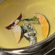 福島県内で採れた新鮮な旬の野菜にこだわっています。地元への恩と愛と感謝を『天ぷら』で感じていただけたら嬉しいです。素材が持つ旨みと甘みが強いので、熱々の油で揚げることでグッと旨みが引き出されています。