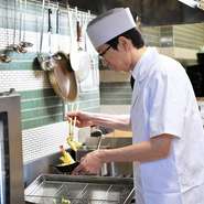 お客様の表情を見ながら、配膳や次の料理をつくり始めるタイミングに注意を払っています。お客様の「美味しい！」の笑顔が店内に沢山あふれるよう、美味しい料理はもちろん、気持ち良い接客にもこだわっています。