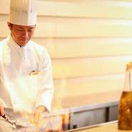 ご来店時にはなるべくお客さまの前へ出て、ご挨拶することを心がけています。スタッフ一同おもてなしの心を持って、お客さまにご満足頂けるよう日々奮闘しています。