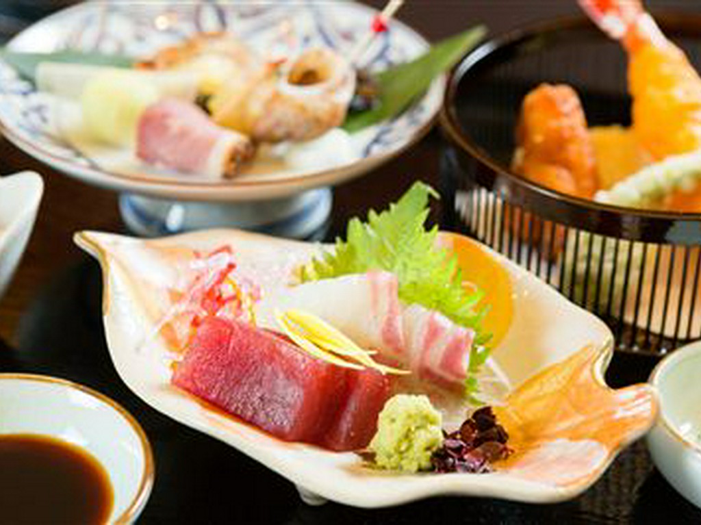 器を彩る、目にも鮮やかな料理の数々『大江御膳』