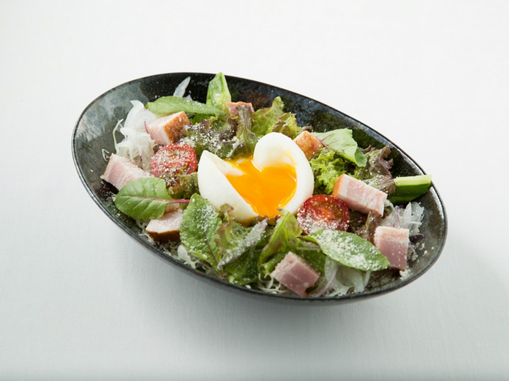 濃厚なドレッシングをかけていただく『シーザーサラダ』