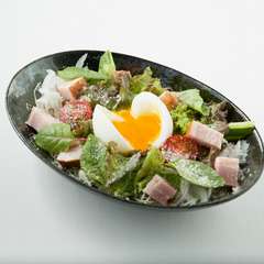 濃厚なドレッシングをかけていただく『シーザーサラダ』