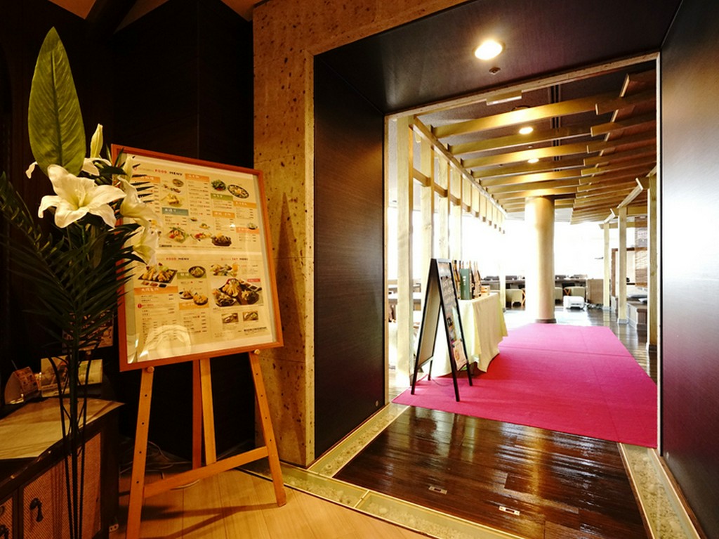 大きな窓からは、大阪の夜景や見事な夕日を一望できる