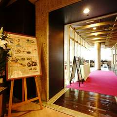 大きな窓からは、大阪の夜景や見事な夕日を一望できる