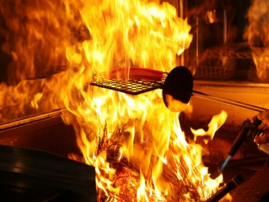 800度の藁の炎で焼き上げる、豪快な『藁焼き』を味わう