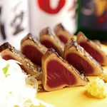 800度を超える炎で一気に焼き上げる矢三朗自慢の逸品。
藁焼きならではの香ばしい風味をぜひご堪能ください！
