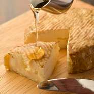 スモークチーズのような風味になるカマンベールチーズの藁焼きはワインはもちろん日本酒にもピッタリです。お好みでハチミツをかけて召し上がれ♪