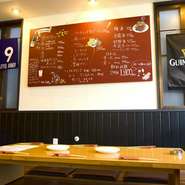 店内の黒板メニューは必見。旬のメニューが賑わう