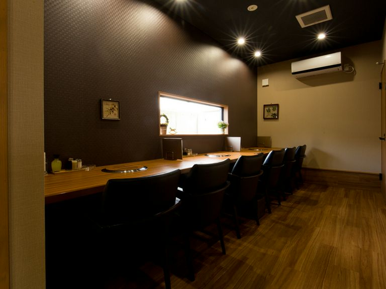 ダークブラウンが基調のシックなカウンタースペース