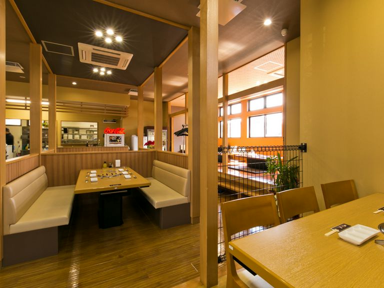 窓際につくられた、最大25名までの座敷で楽しむ焼肉の宴