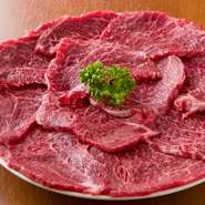 米沢牛の腕の部分にあたる肉で、赤身・トウガラシなどと言われる部位です。さっぱりしていて柔らかく、美味しいのが特徴。サッと片面15秒ずつ焼いたら食べ頃です。　※写真は2人前
