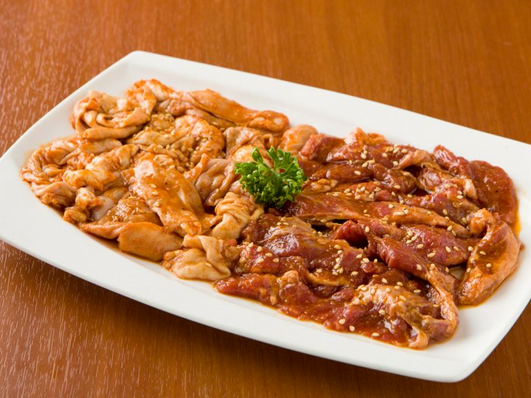 一度食べるとやみつきになる味わい『赤肉(豚サガリ)とホルモン焼き』