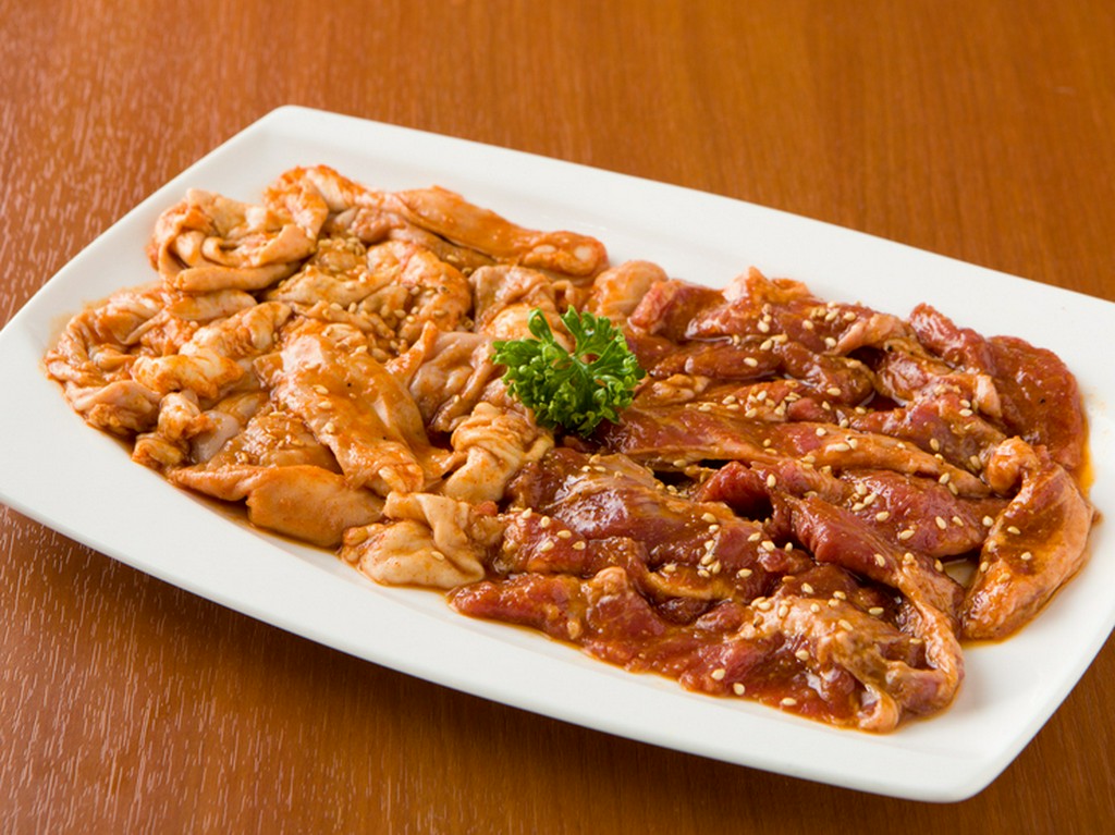 一度食べるとやみつきになる味わい『赤肉（豚サガリ）とホルモン焼き』