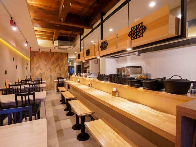 一人でふらりと訪れたくなるアットホームなカウンター