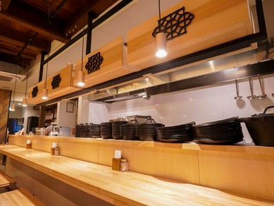 ウッド調に黒が映えるシックな店内はくつろげる空間