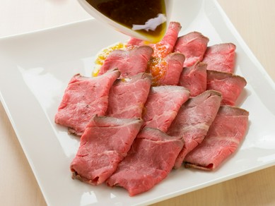 牛肉の旨味が凝縮された『自家製ローストビーフ』