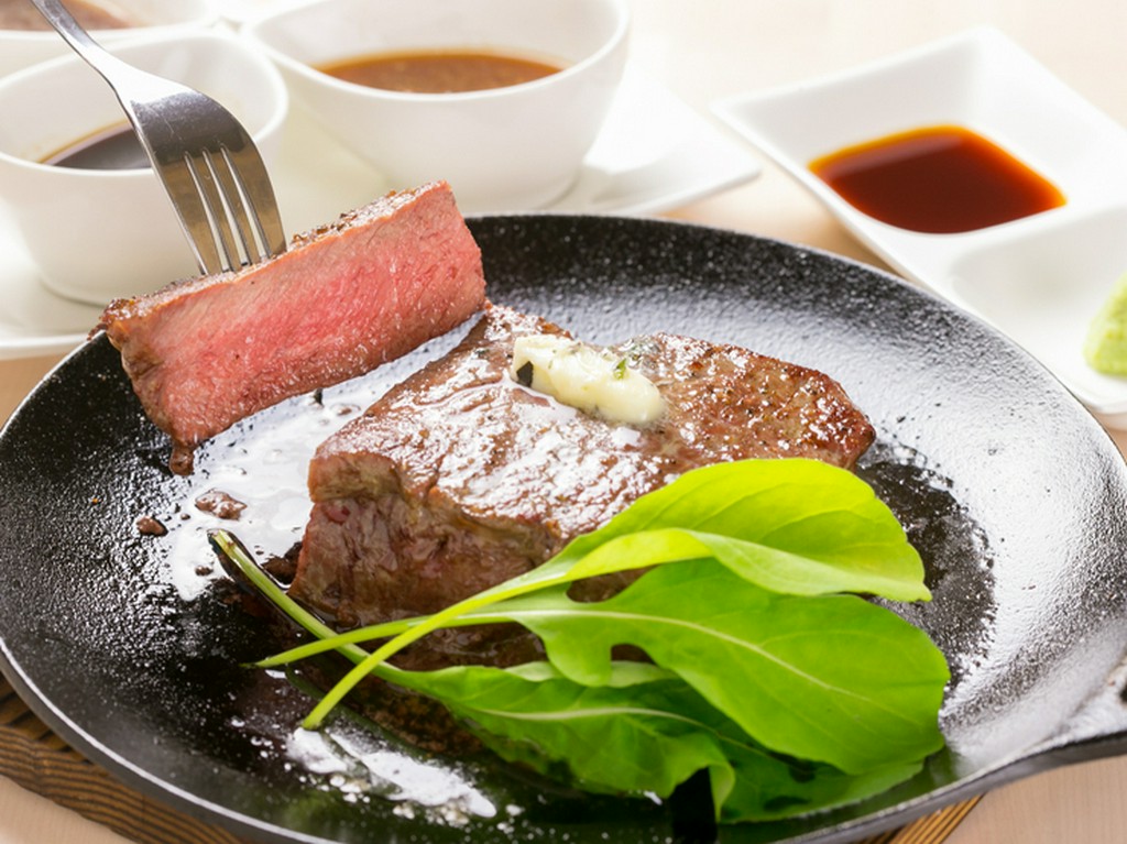 南部鉄器にのせて直火で焼き上げられる迫力のステーキ『リブロース　1ポンド』