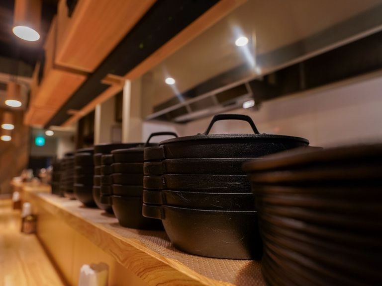 お料理は岩手の伝統工芸品南部鉄器の食器で