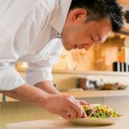 美味しい料理の提供はもちろんのこと、お客様への笑顔を絶やさぬよう元気な接客を心がけています。いつでも気軽に来ていただきたいという想いで和やかな雰囲気づくりに努めています。